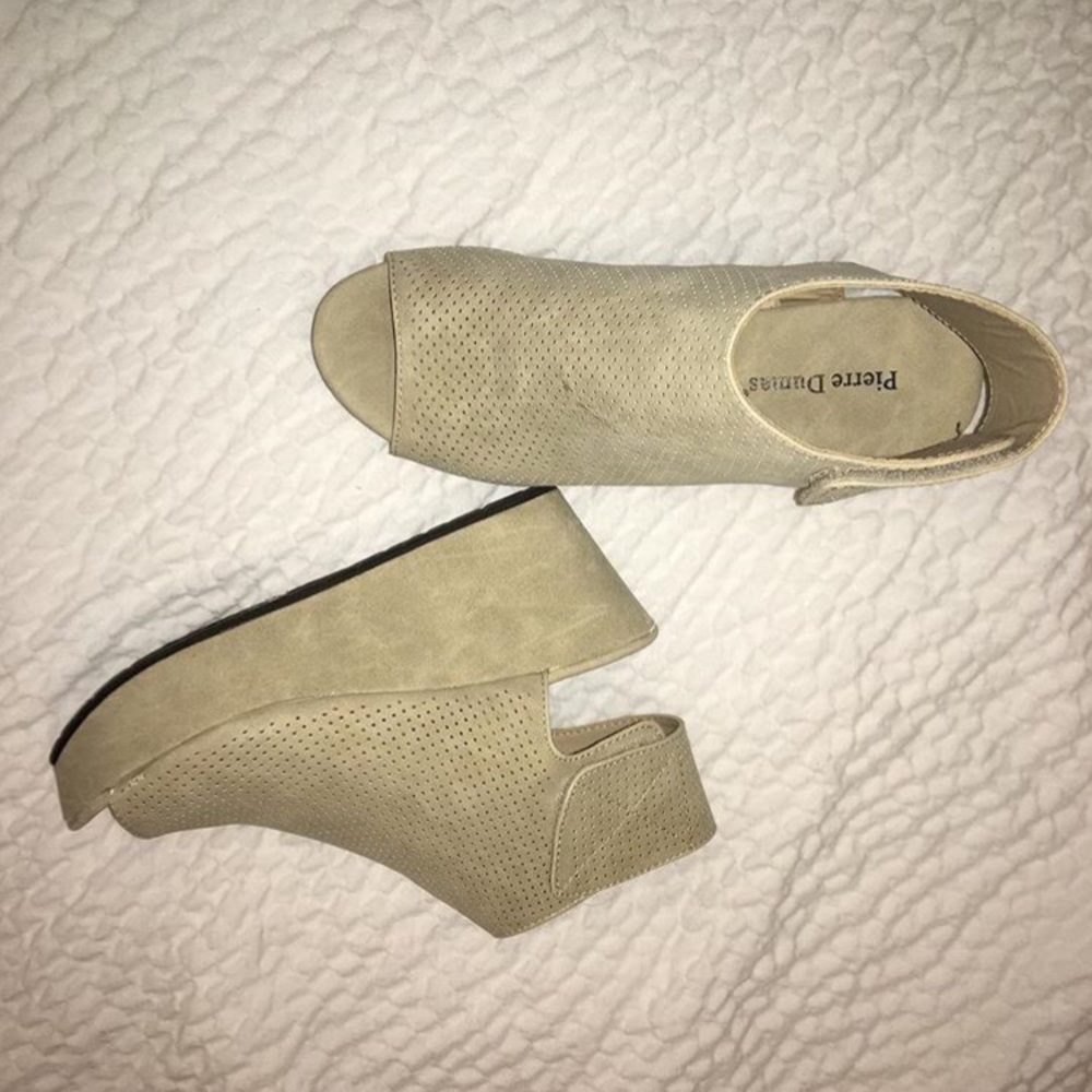 Women’s wedge shoe